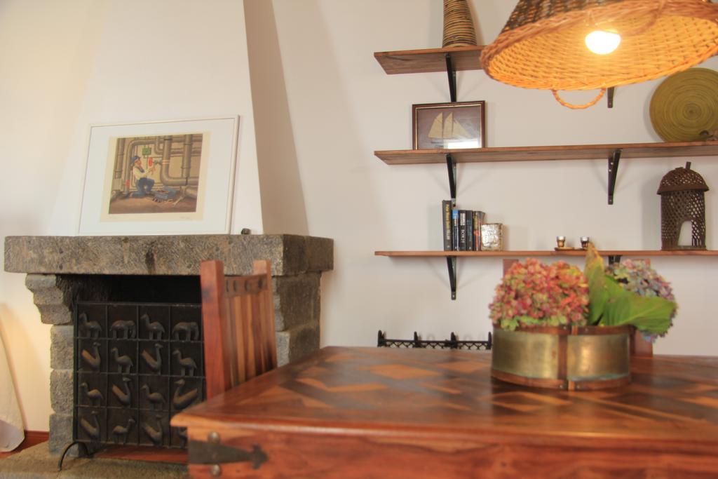 Santana Houses Rabo de Peixe Bilik gambar