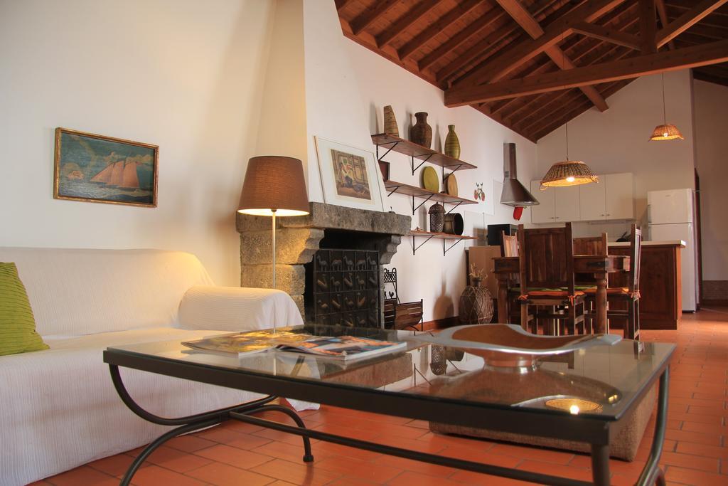 Santana Houses Rabo de Peixe Bilik gambar