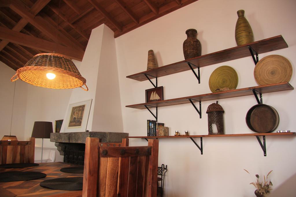 Santana Houses Rabo de Peixe Bilik gambar