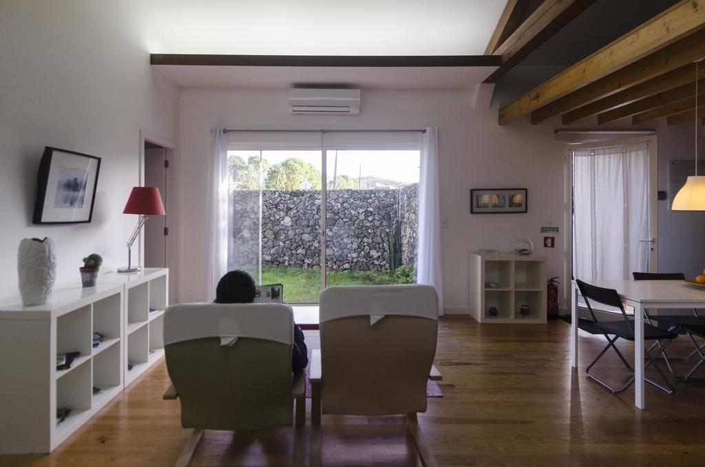 Santana Houses Rabo de Peixe Bilik gambar