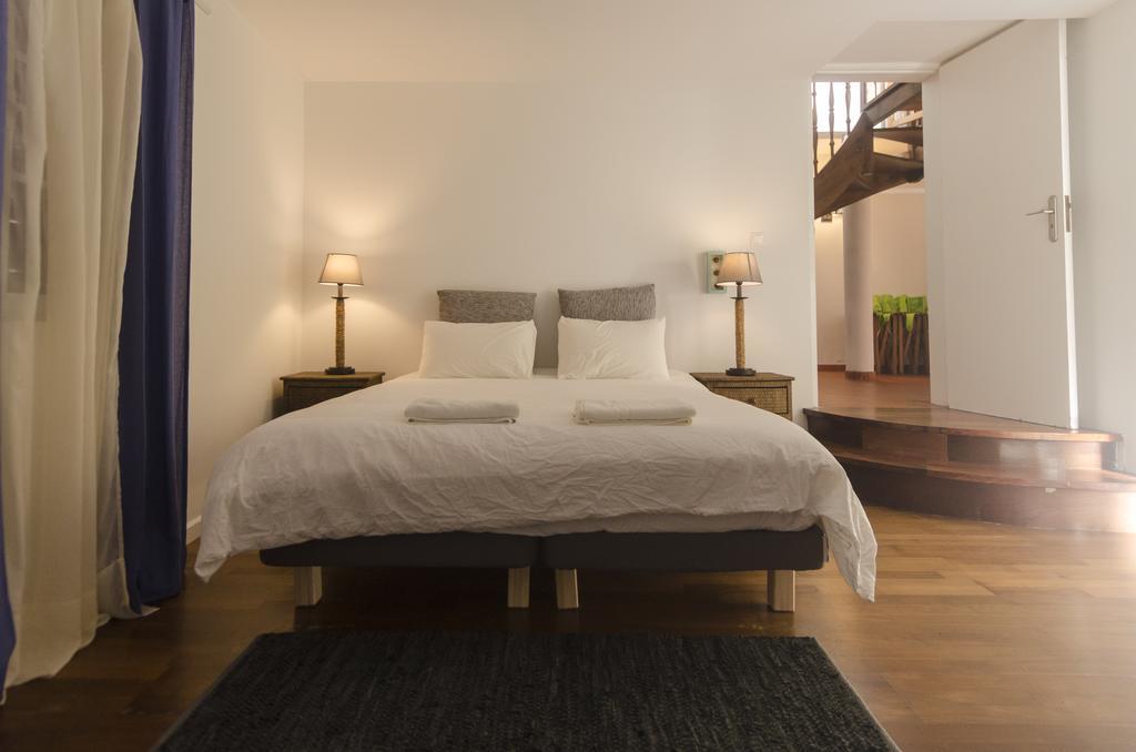 Santana Houses Rabo de Peixe Bilik gambar
