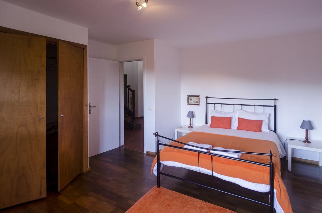 Santana Houses Rabo de Peixe Bilik gambar